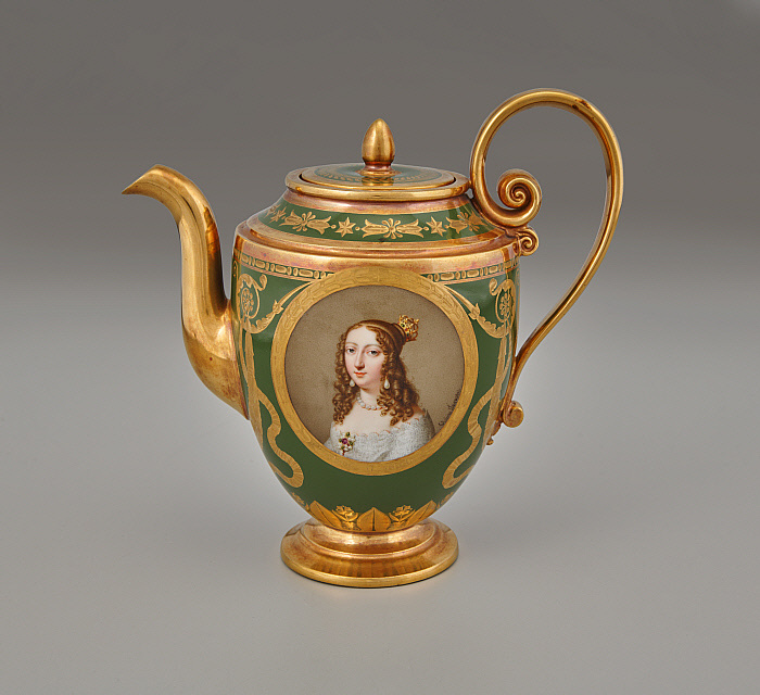 Teapot and cover (théière Asselin) with portraits of Anne of Austria (1601-1666) and Christina of Sweden (1626-1689) Slider Image 2